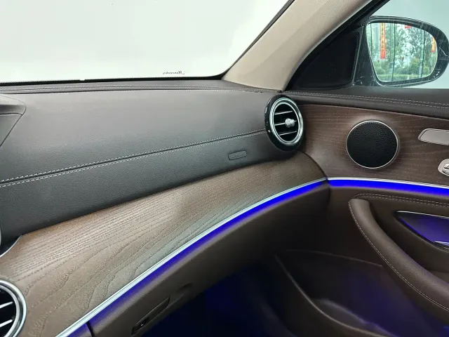 Mercedes-Benz E-Class — Фото автомобиля 12
