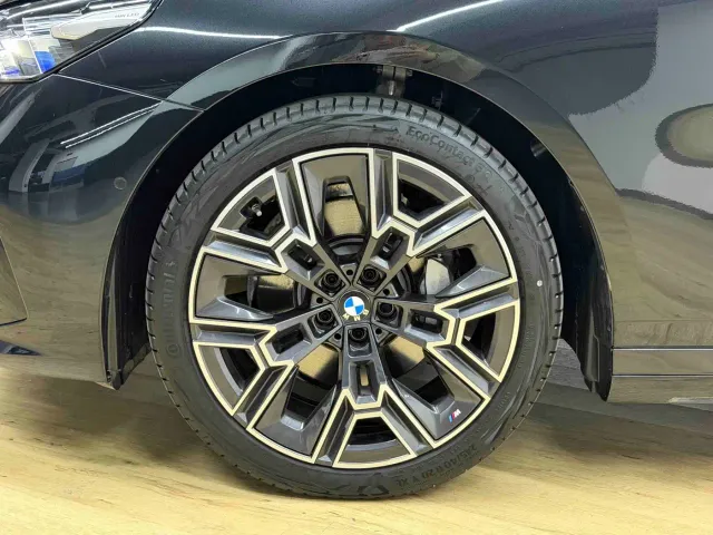 BMW 5 Series — Фото автомобиля 5