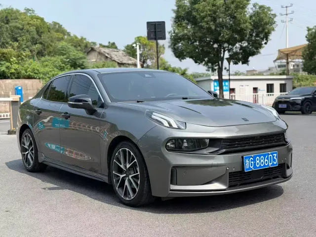 Lynk & Co 03 — Фото автомобиля 3