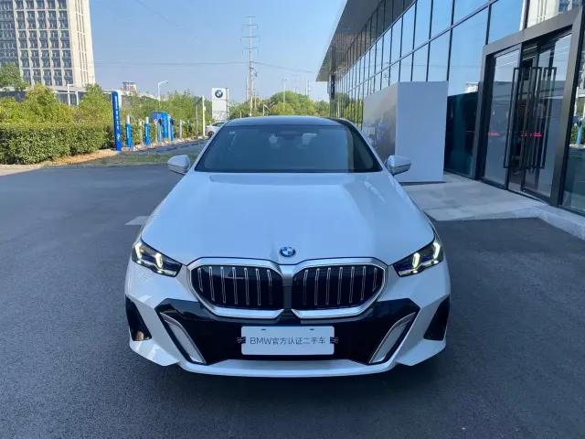 BMW 5 Series — Фото автомобиля 17