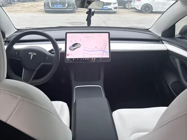 Tesla Model 3 — Фото автомобиля 10