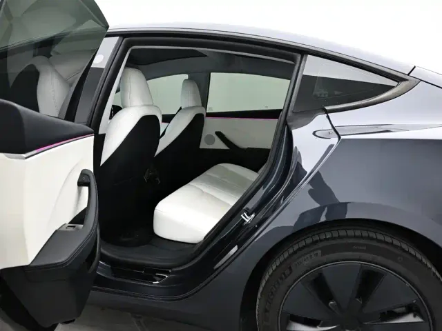 Tesla Model 3 — Фото автомобиля 13