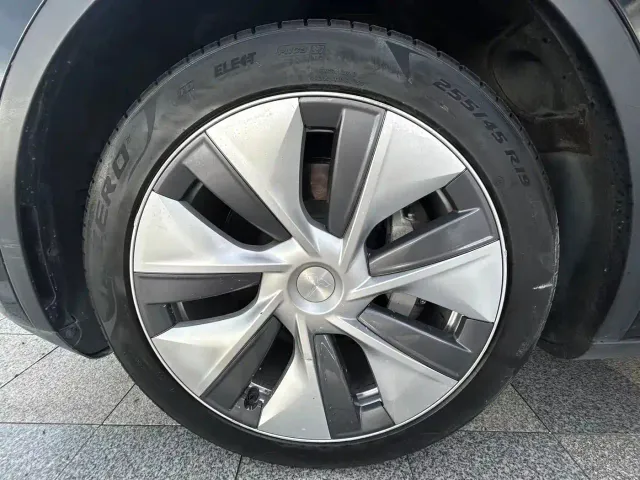 Tesla Model Y — Фото автомобиля 14