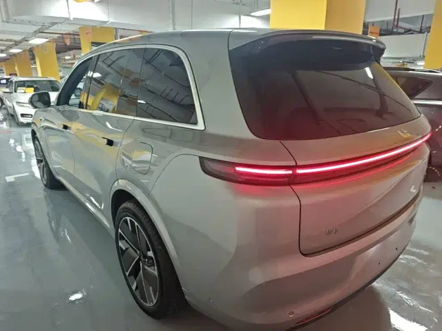 Li Auto L8 — Фото автомобиля 4