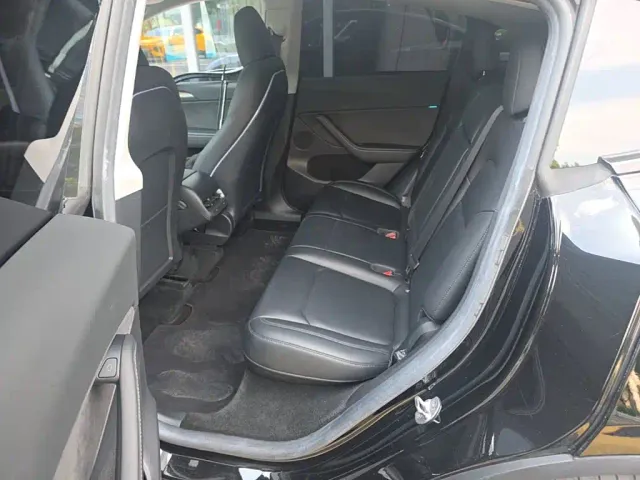 Tesla Model Y — Фото автомобиля 16