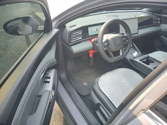 BYD Qin L — Фото автомобиля 15