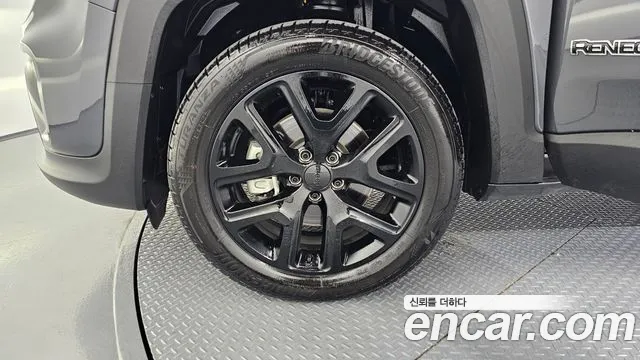 Jeep Renegade — Фото автомобиля 2