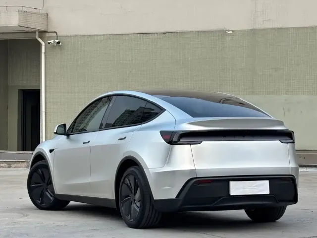 Tesla Model Y — Фото автомобиля 12