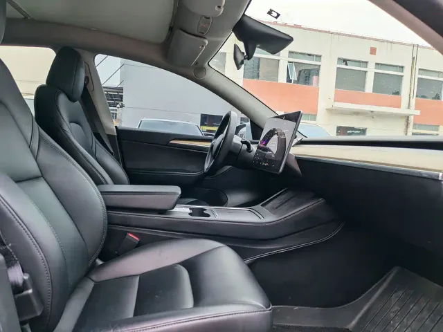 Tesla Model Y — Фото автомобиля 13