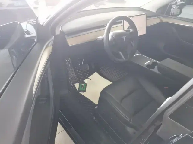 Tesla Model Y — Фото автомобиля 15