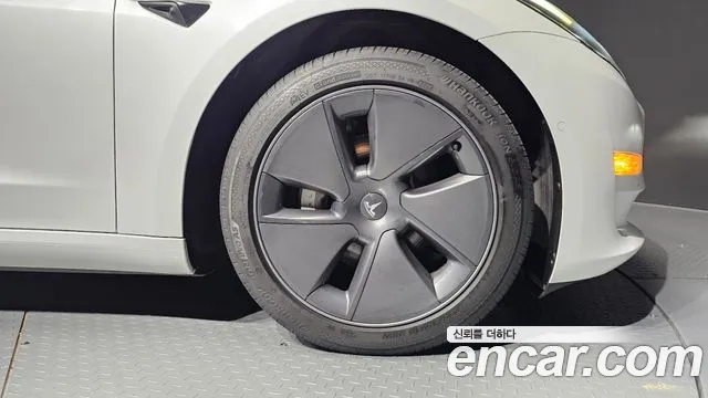 Tesla Model 3 — Фото автомобиля 14