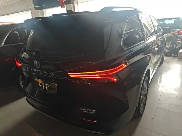 Toyota Sienna — Фото автомобиля 6