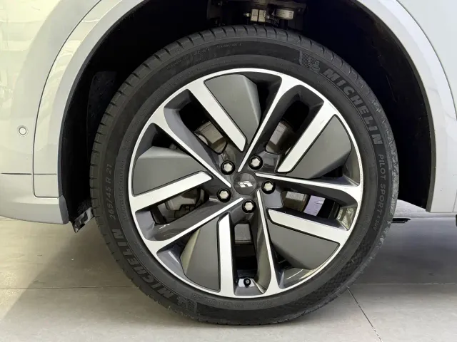 Li Auto L9 — Фото автомобиля 5