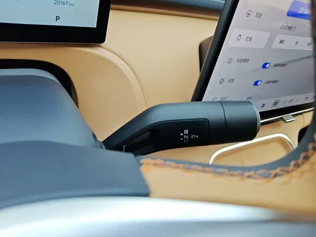 Geely Galaxy Starship 7 EM-i — Фото автомобиля 13