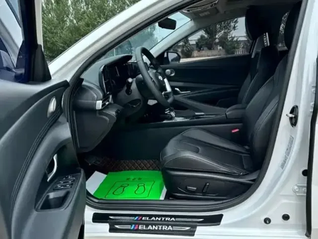 Hyundai Elantra 2022 1.5L CVT LUX Premium Edition — Фото автомобиля 10