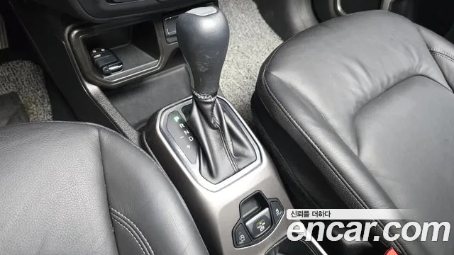 Jeep Renegade — Фото автомобиля 9
