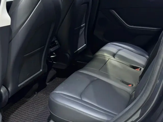 Tesla Model Y — Фото автомобиля 21