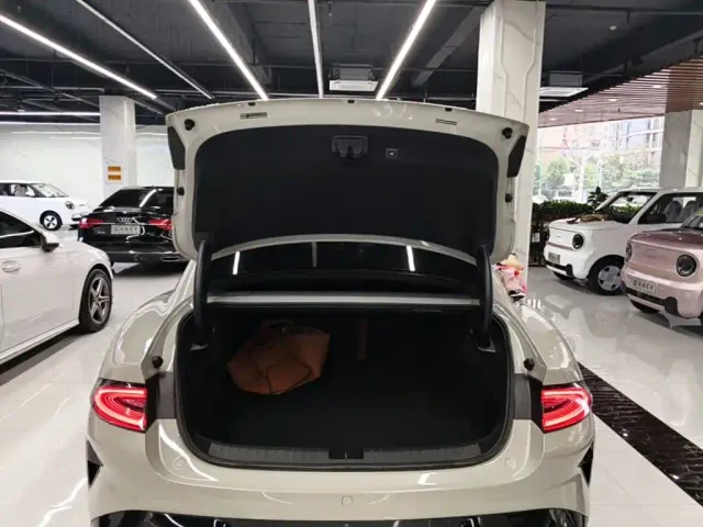 Xiaomi SU7 — Фото автомобиля 18
