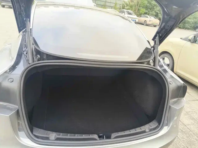Tesla Model 3 — Фото автомобиля 5