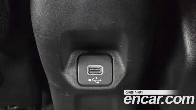 Jeep Renegade — Фото автомобиля 12