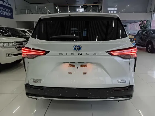 Toyota Sienna — Фото автомобиля 5