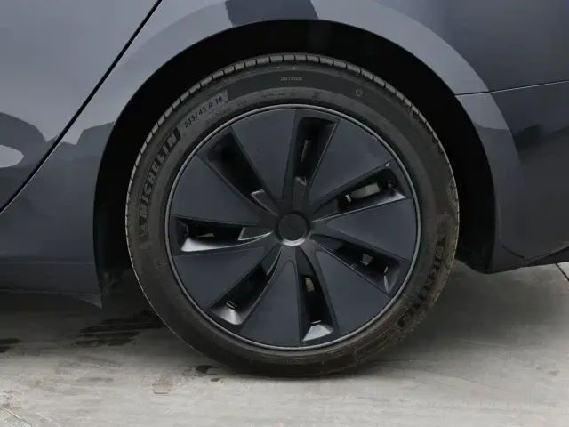 Tesla Model 3 — Фото автомобиля 10