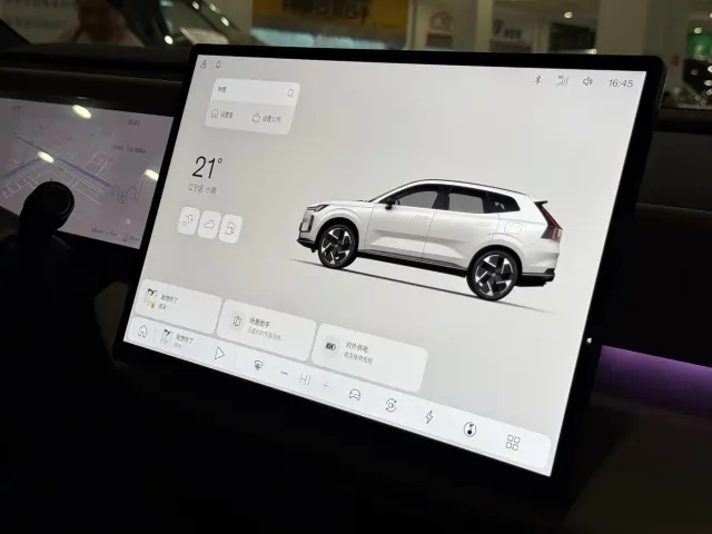 Volvo XC70 Plug-in Hybrid — Фото автомобиля 11
