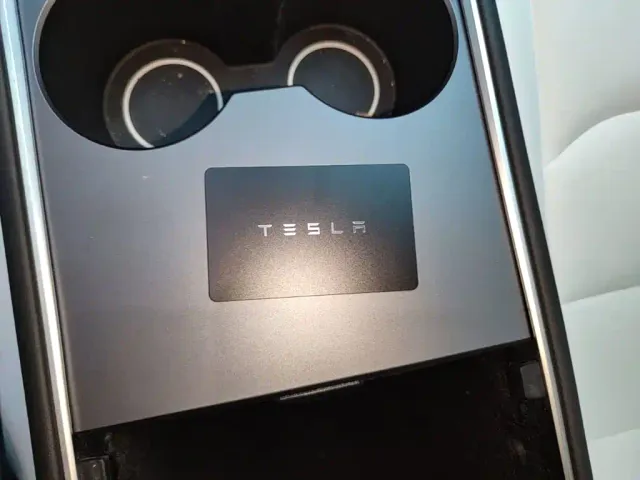 Tesla Model Y — Фото автомобиля 8