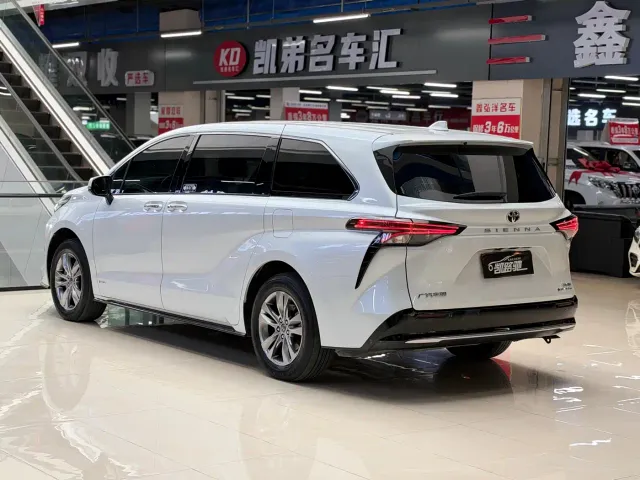 Toyota Sienna — Фото автомобиля 13