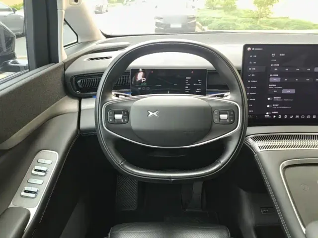 Xpeng X9 — Фото автомобиля 10