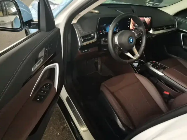 BMW iX1 — Фото автомобиля 15