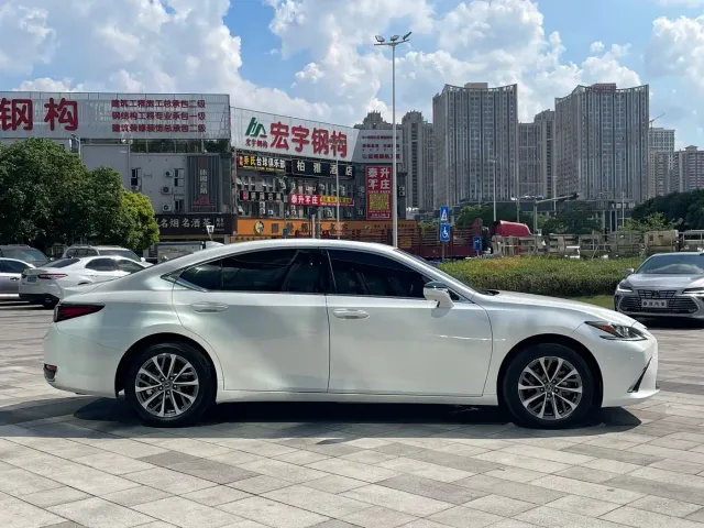 Lexus ES — Фото автомобиля 5