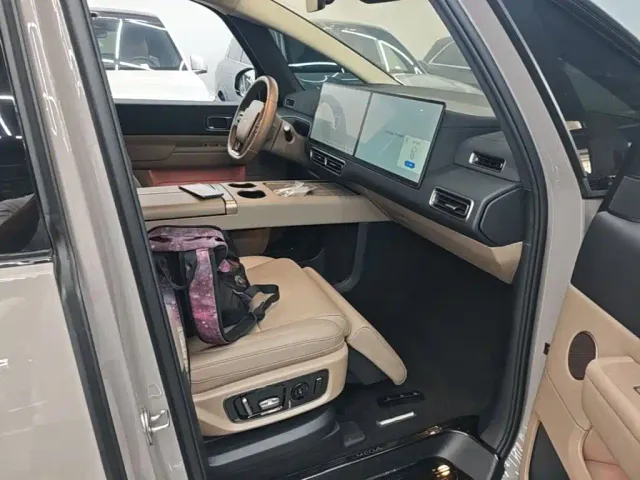 Li Auto MEGA — Фото автомобиля 24