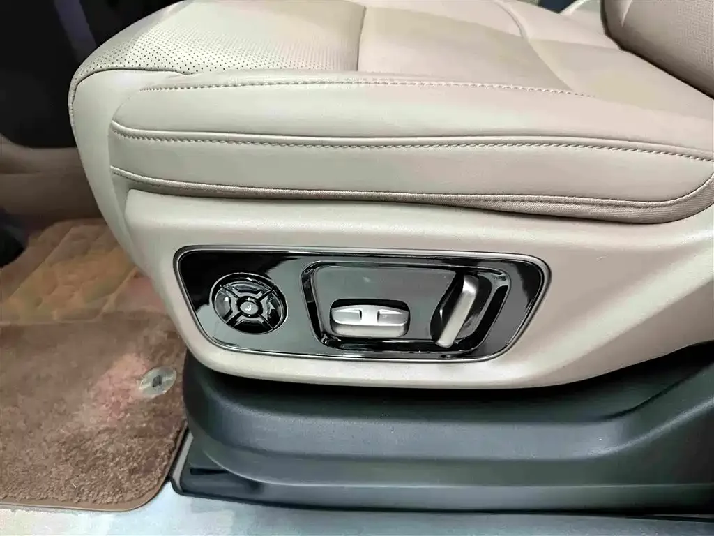 Li Auto Li Auto MEGA 2025 Model Home Family Special Edition — Фото автомобиля 17