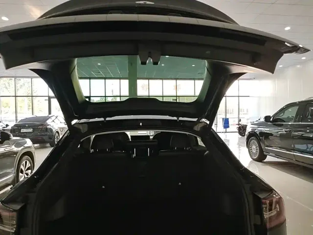 Tesla Model Y — Фото автомобиля 18