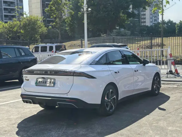 Geely Galaxy L6 — Фото автомобиля 18