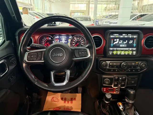 Jeep Wrangler — Фото автомобиля 12