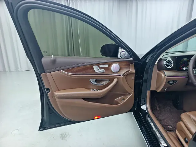 Mercedes-Benz E-Class — Фото автомобиля 7