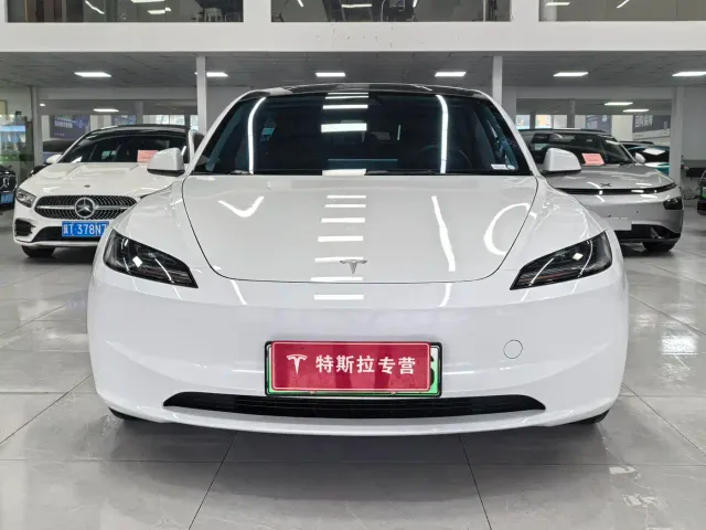 Tesla Model 3 — Фото автомобиля 2