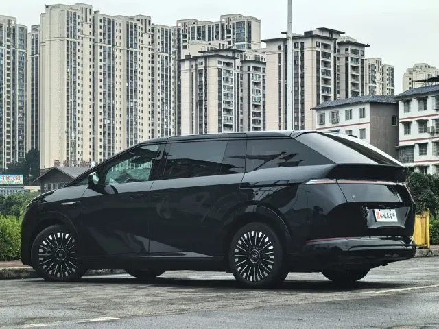 Xpeng X9 — Фото автомобиля 15