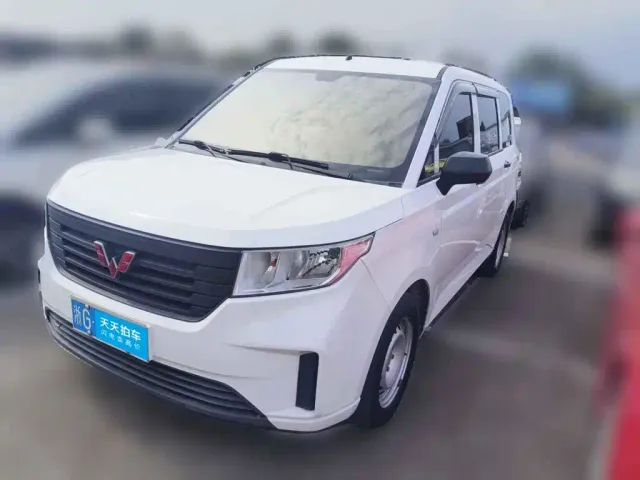 Фотография автомобиля — Wuling Hongguang Plus