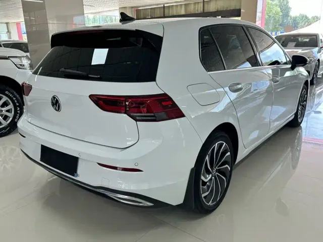 Volkswagen Golf — Фото автомобиля 20