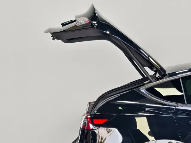 Tesla Model Y — Фото автомобиля 10