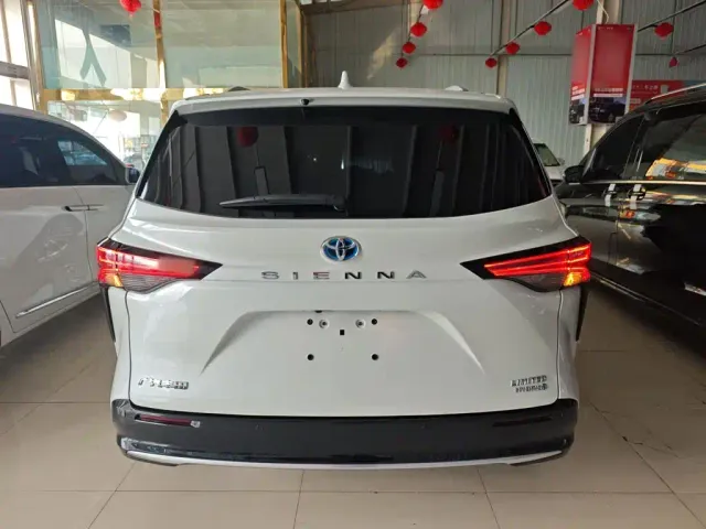 Toyota Sienna — Фото автомобиля 3