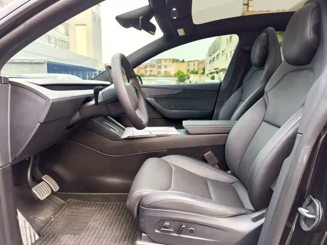 Tesla Model Y L — Фото автомобиля 9