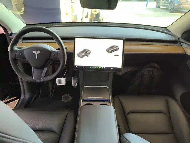 Tesla Model Y — Фото автомобиля 9