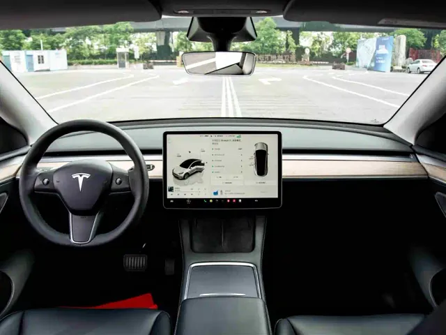 Tesla Model Y — Фото автомобиля 18