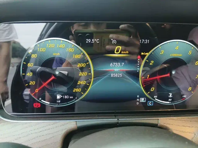 Mercedes-Benz E-Class — Фото автомобиля 4