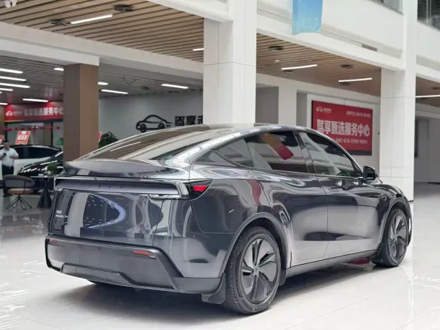 Tesla Model Y — Фото автомобиля 5