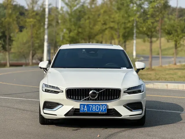 Volvo S60 — Фото автомобиля 2